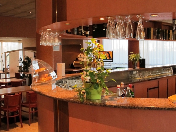 Imagen del bar/restaurante del Hotel Logis Lyon Est. Foto 3