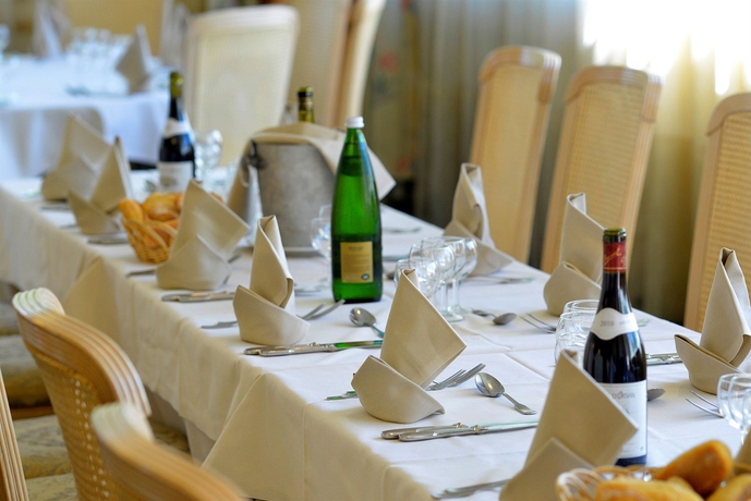 Imagen del bar/restaurante del Hotel Logis Lyon Est. Foto 4