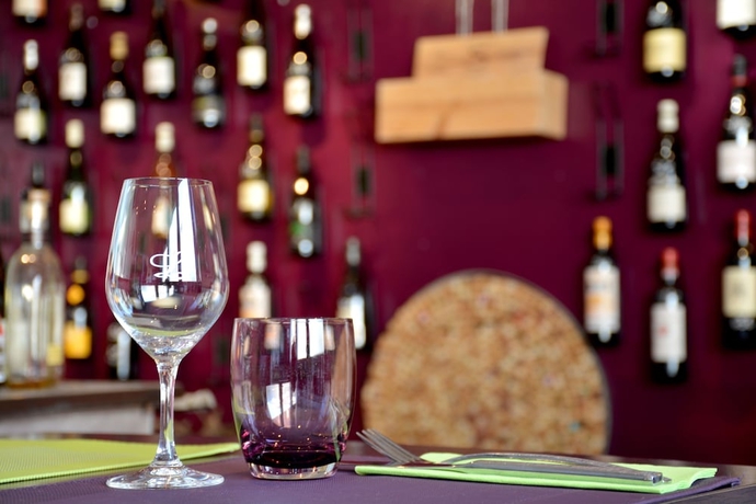 Imagen del bar/restaurante del Hotel Logis Maisons Glenn Anna L'auberg'ine. Foto 3