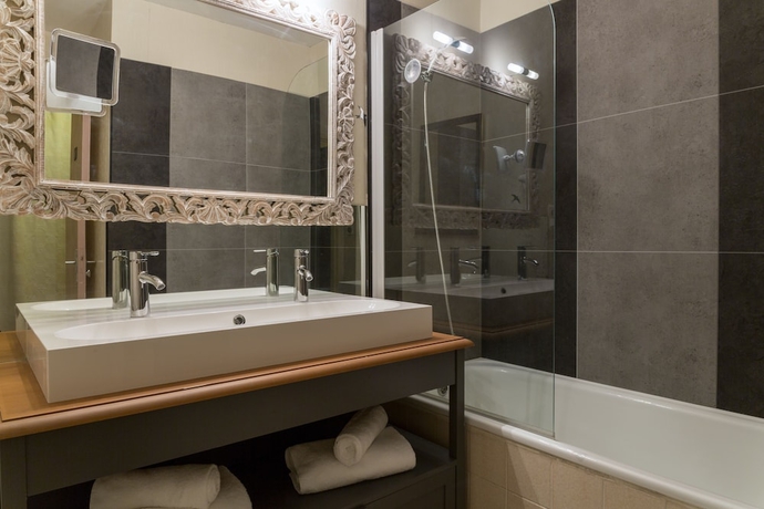 Imagen de la habitación del Hotel Logis Médiéval, Montélimar Nord. Foto 10