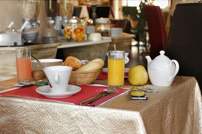 Imagen del bar/restaurante del Hotel Logis Médiéval, Montélimar Nord. Foto 2