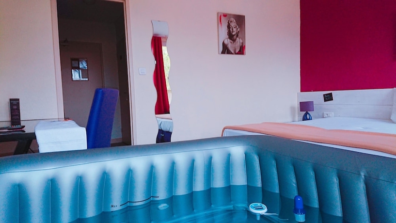 Imagen de la habitación del Hotel Logis Médiéval, Montélimar Nord. Foto 12