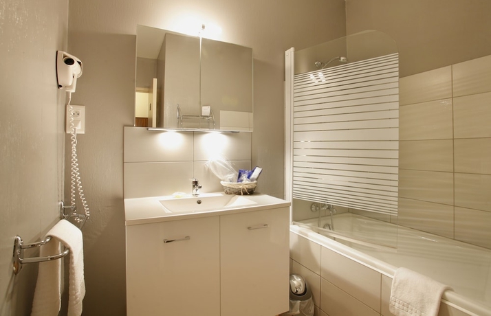 Imagen de la habitación del Hotel Logis Médiéval, Montélimar Nord. Foto 18