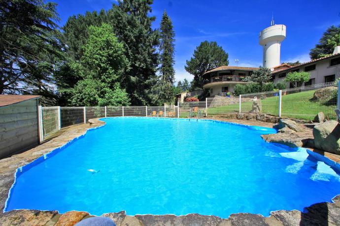 Imagen de la piscina del Hotel Logis Restaurant La Chaumi&egrave;re. Foto 10