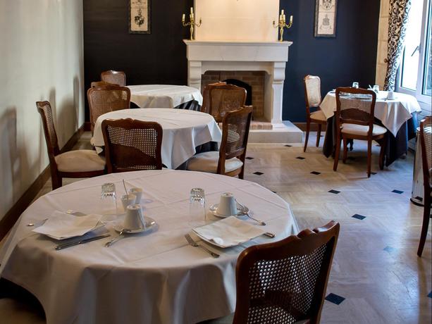 Imagen del bar/restaurante del Hotel Logis Restaurant Le Cheval Blanc. Foto 2