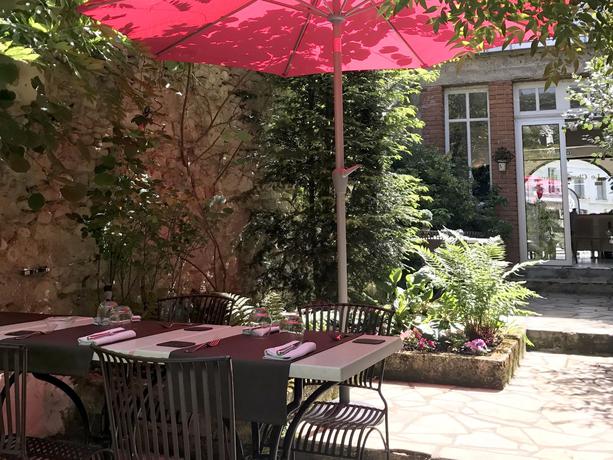 Imagen de los exteriores del Hotel Logis Restaurant Le Cheval Blanc. Foto 8