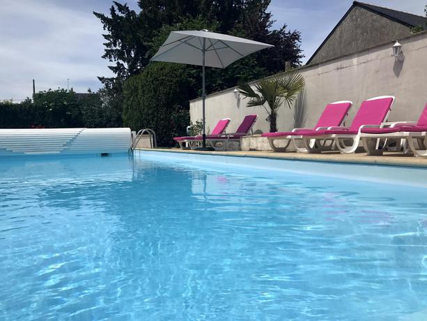 Imagen de la piscina del Hotel Logis Restaurant Le Cheval Blanc. Foto 9
