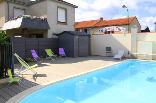 Imagen de la piscina del Hotel Logis Restaurant Le Grand Turc. Foto 16