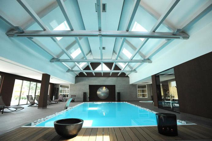 Imagen de la piscina del Hotel Logis Source Des Sens. Foto 8