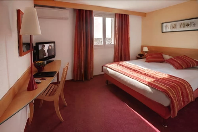 Imagen de la habitación del Hotel Logis Uzes Pont Du Gard. Foto 13