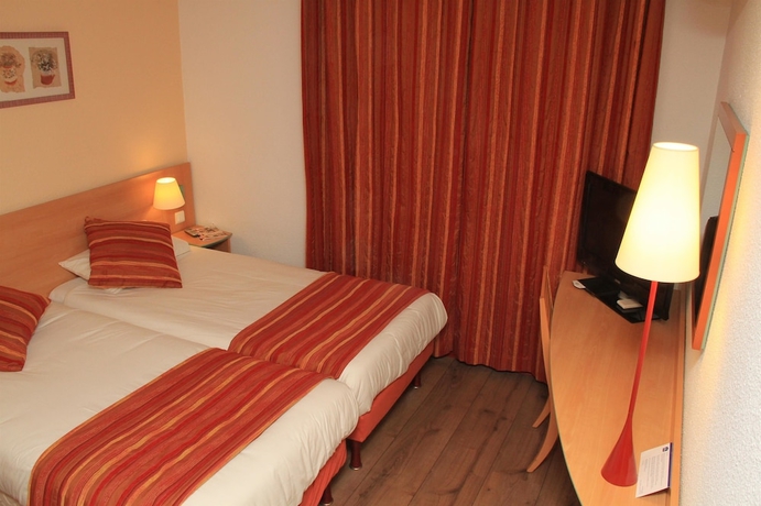 Imagen de la habitación del Hotel Logis Uzes Pont Du Gard. Foto 15