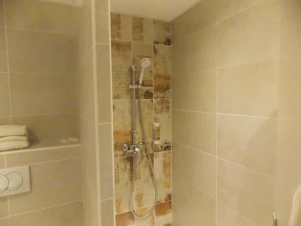 Imagen de la habitación del Hotel Logis Uzes Pont Du Gard. Foto 17