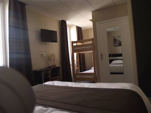 Imagen de la habitación del Hotel Logis des Bourbons. Foto 3