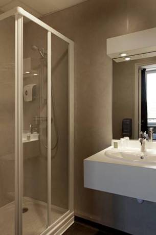 Imagen de la habitación del Hotel Logis des Bourbons. Foto 6