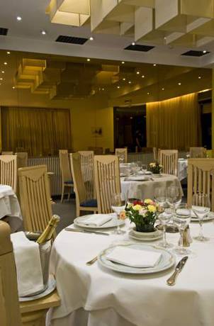 Imagen de la habitación del Hotel Logis des Bourbons. Foto 7