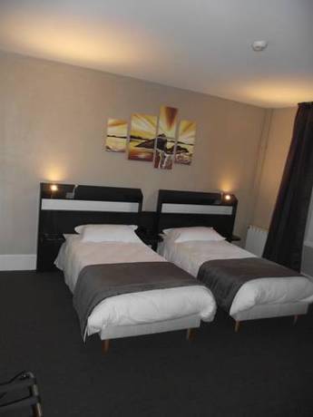 Imagen de la habitación del Hotel Logis des Bourbons. Foto 10