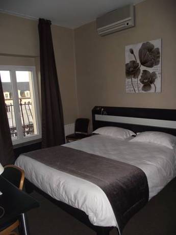 Imagen de la habitación del Hotel Logis des Bourbons. Foto 12