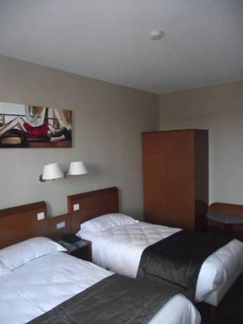 Imagen de la habitación del Hotel Logis des Bourbons. Foto 13