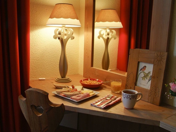 Imagen de la habitación del Hotel Logis la Tourmaline. Foto 3