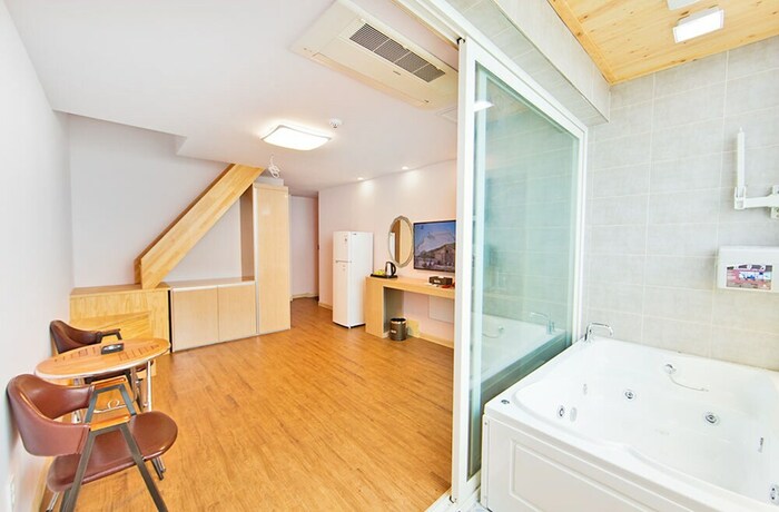 Imagen de la habitación del Hotel Lohas. Foto 30