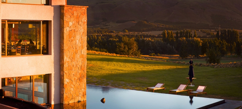 Imagen de la piscina del Hotel Loi Suites Chapelco. Foto 15