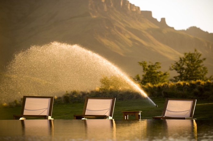 Imagen de la piscina del Hotel Loi Suites Chapelco. Foto 16