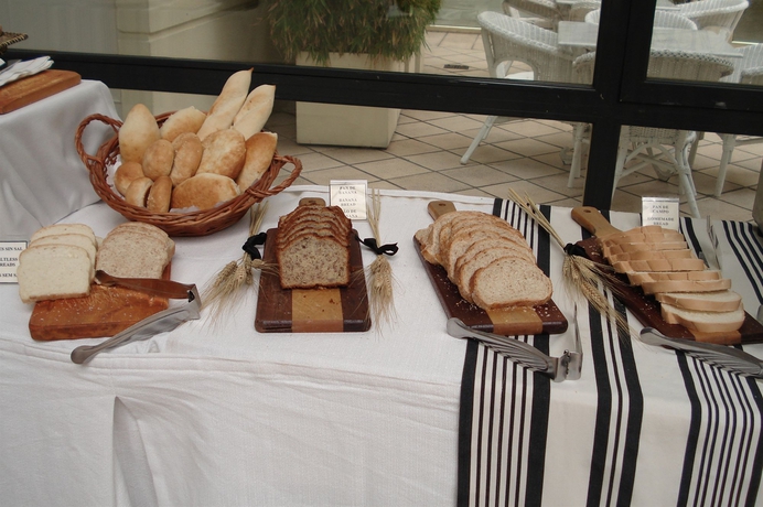 Imagen del bar/restaurante del Hotel Loi Suites Recoleta. Foto 2