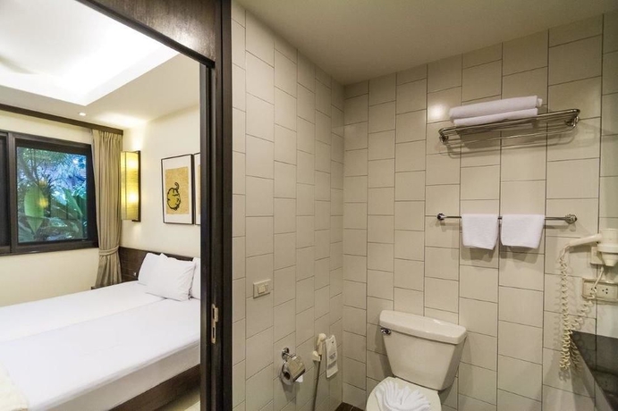Imagen de la habitación del Hotel Lokal Phuket. Foto 3