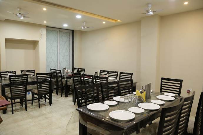 Imagen del bar/restaurante del Hotel Lokpriya Inn. Foto 2