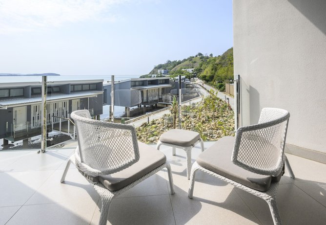 Imagen de la habitación del Hotel Loloata Island Resort. Foto 13