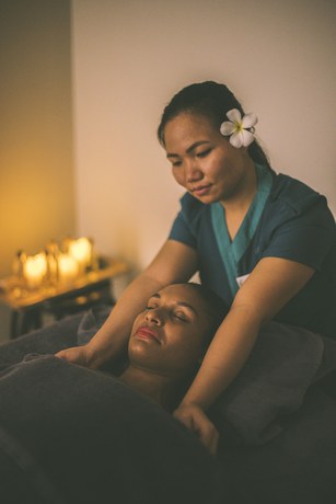 Imagen de la piscina del Hotel Loloata Island Resort. Foto 19