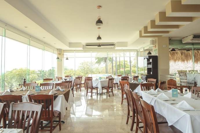 Imagen del bar/restaurante del Hotel Loma Real. Foto 4