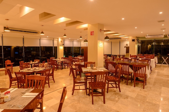 Imagen del bar/restaurante del Hotel Loma Real. Foto 5