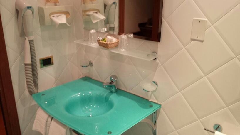 Imagen de la habitación del Hotel Lombardia, Monfalcone. Foto 17