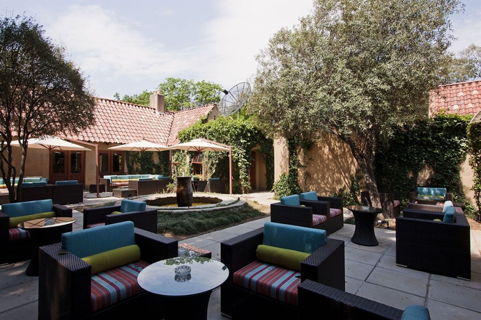 Imagen de los exteriores del Hotel Lombardy Boutique and Conference Centre. Foto 13