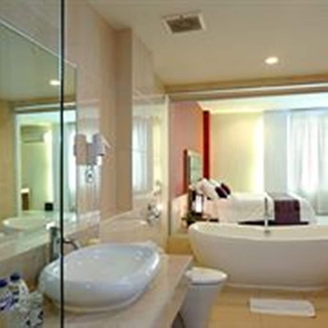Imagen de la habitación del Hotel Lombok Plaza and Convention. Foto 11