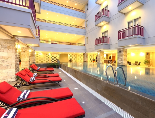 Imagen de la piscina del Hotel Lombok Plaza and Convention. Foto 19