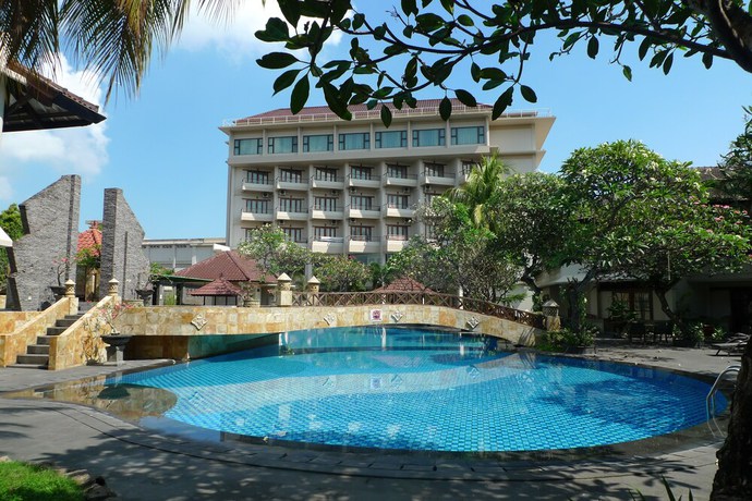 Imagen de la piscina del Hotel Lombok Raya. Foto 9