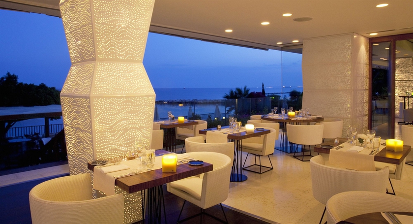 Imagen del bar/restaurante del Hotel Londa. Foto 2