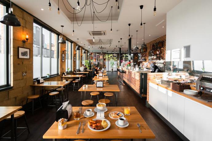 Imagen del bar/restaurante del Hotel London City Airport. Foto 2