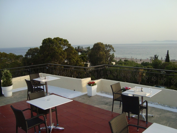 Imagen de los exteriores del Hotel London, Glyfada. Foto 13