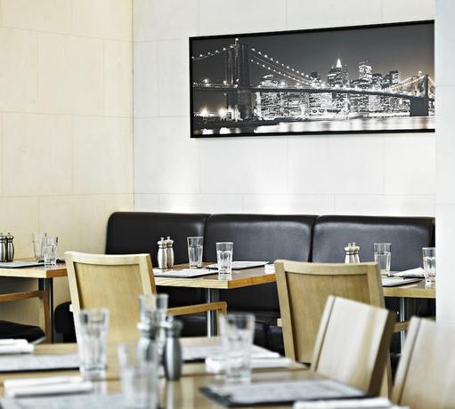 Imagen del bar/restaurante del Hotel London Marriott Kensington. Foto 5