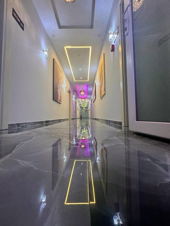 Imagen de los interiores del Hotel London Restaurant. Foto 16