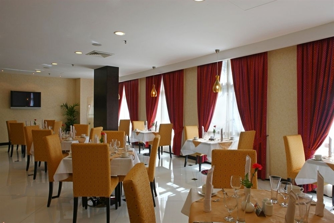 Imagen del bar/restaurante del Hotel London Suites. Foto 3