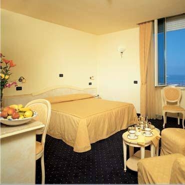 Imagen del bar/restaurante del Hotel London, Viareggio. Foto 13