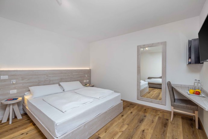Imagen de la habitación del Hotel Londra, Molveno. Foto 5