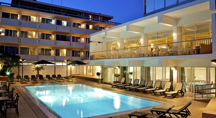 Imagen de la piscina del Hotel Londres Estoril. Foto 5