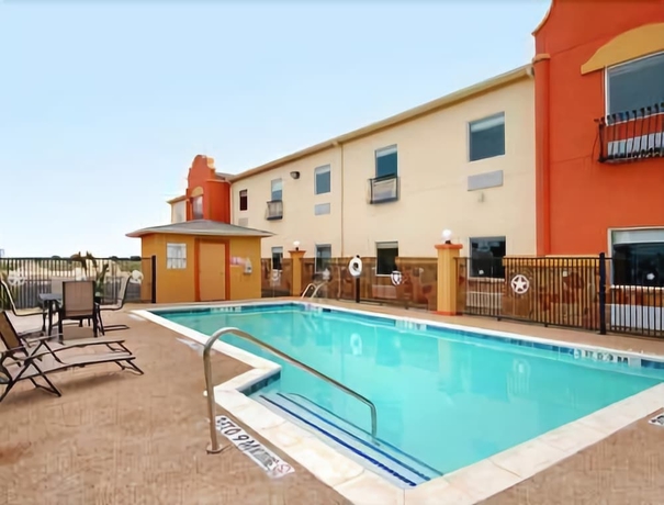 Imagen de la piscina del Hotel Lone Star Inn and Suites. Foto 18