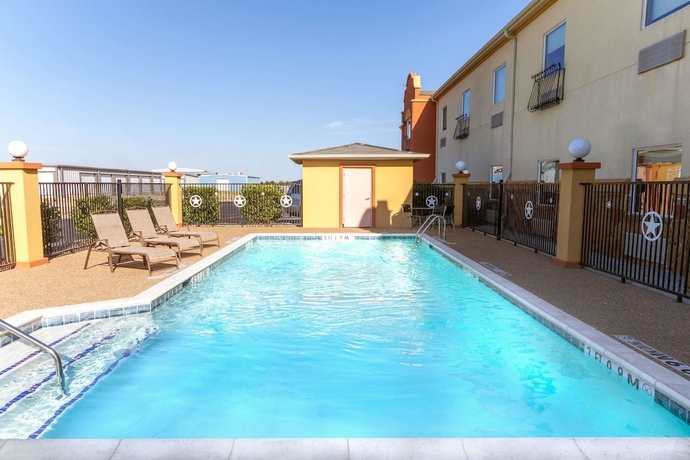 Imagen de la piscina del Hotel Lone Star Inn and Suites. Foto 19
