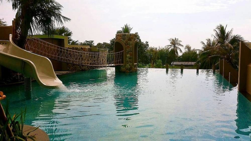 Imagen de la piscina del Hotel Long Beach Cha-am. Foto 13